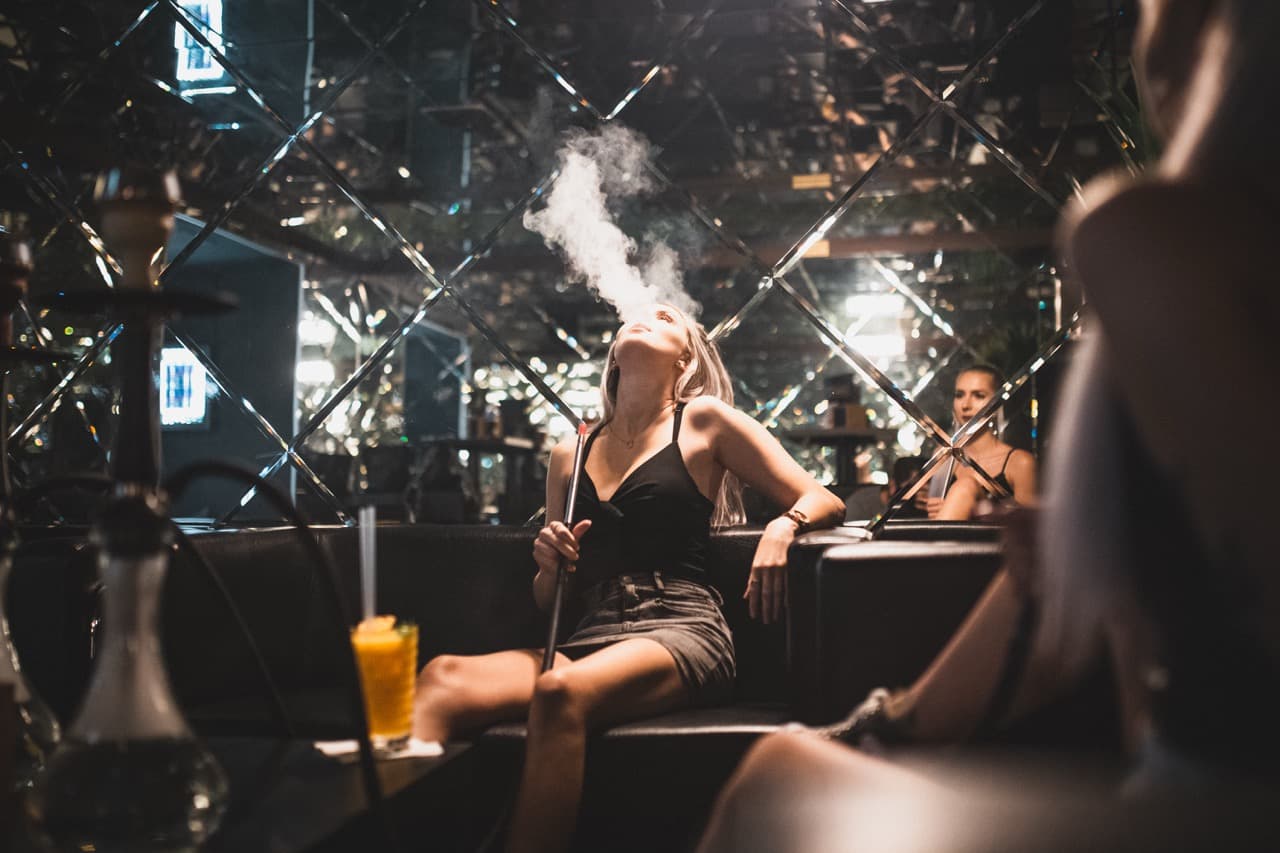 Interiér The Lounge s vodními dýmkami
